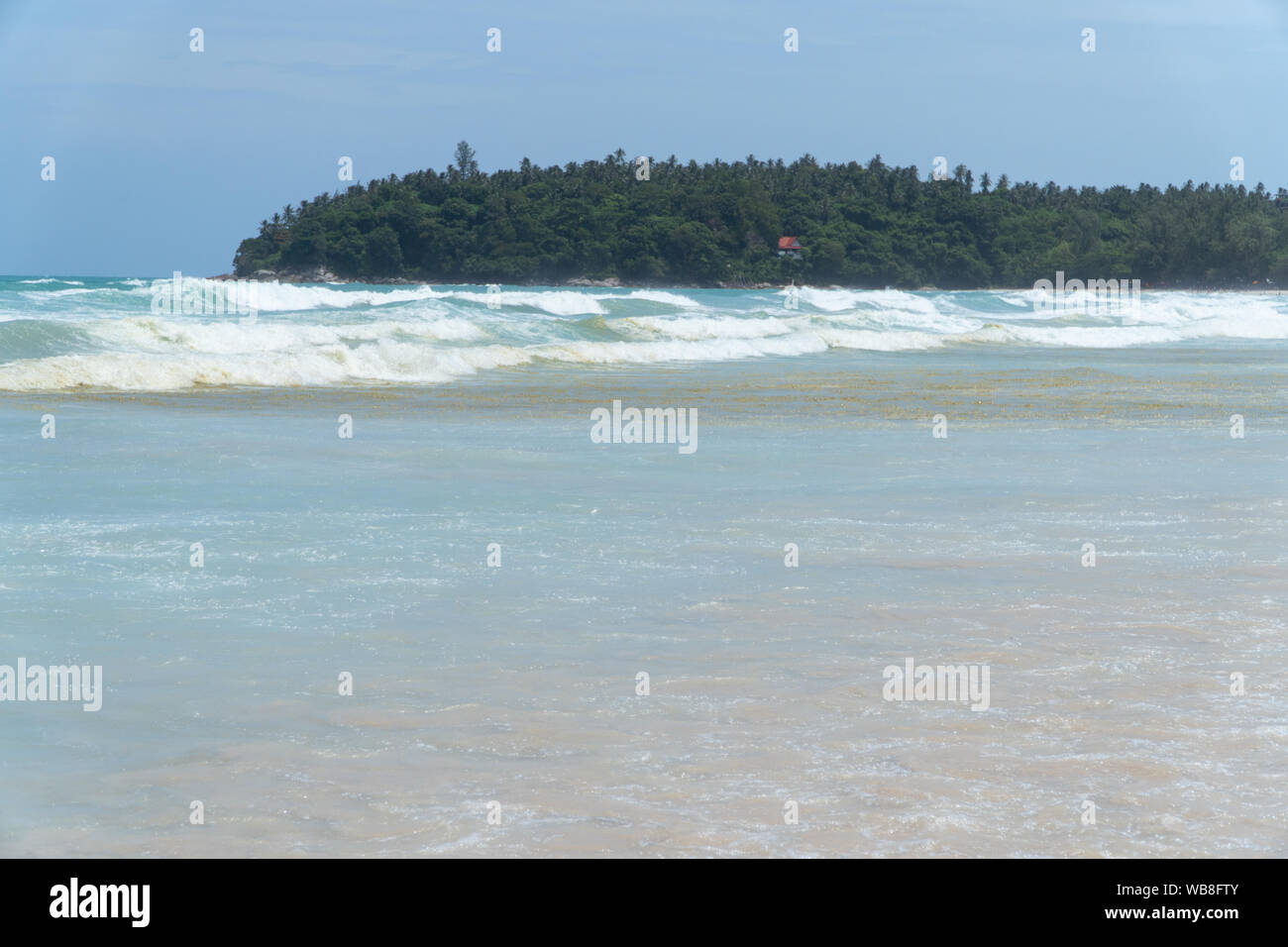 Acque reflue nel mare di colore marrone acqua di mare Foto Stock