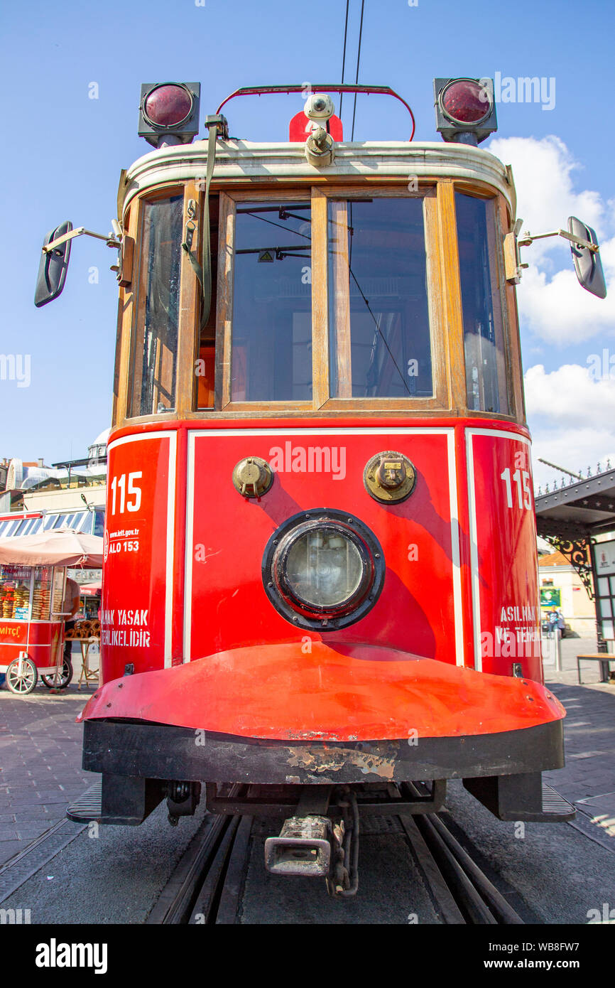 ISTANBUL, Turchia - Agosto 05, 2019 - Istanbul tram nostalgico, collegando Taksim e Tunel via Istiklal Street si trova a piazza Taksim. Nostalgico Foto Stock