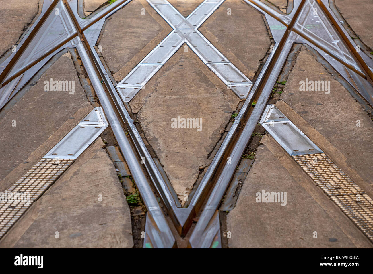 La fermata del tram di VLT o Rio de Janeiro, raffigurante un modello astratto di linee diagonali Foto Stock