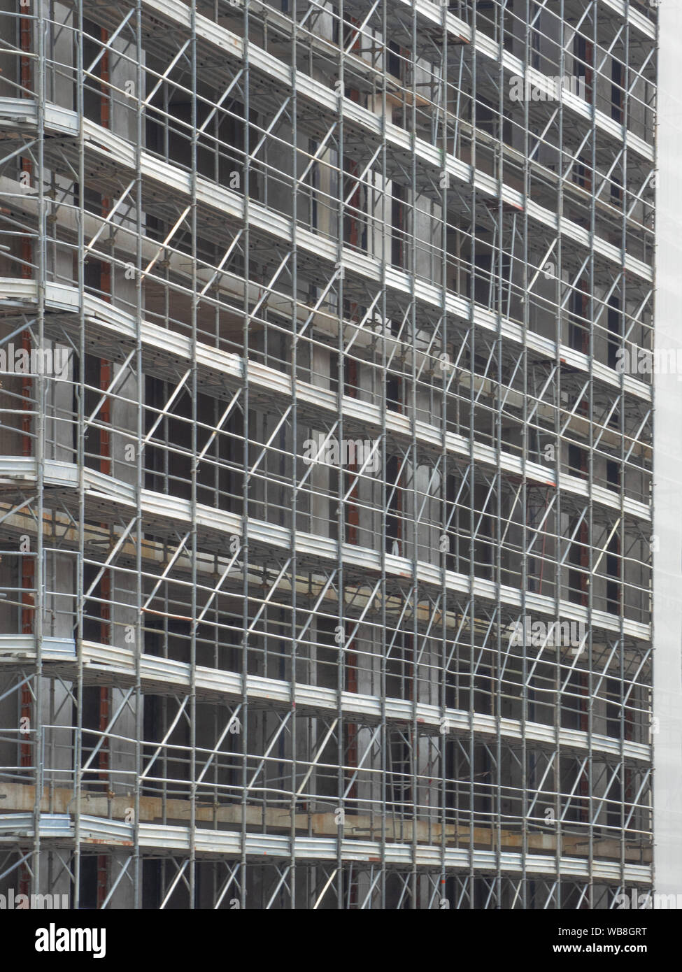 Milano - Italia,sun sul ponteggio di un edificio in costruzione Foto Stock
