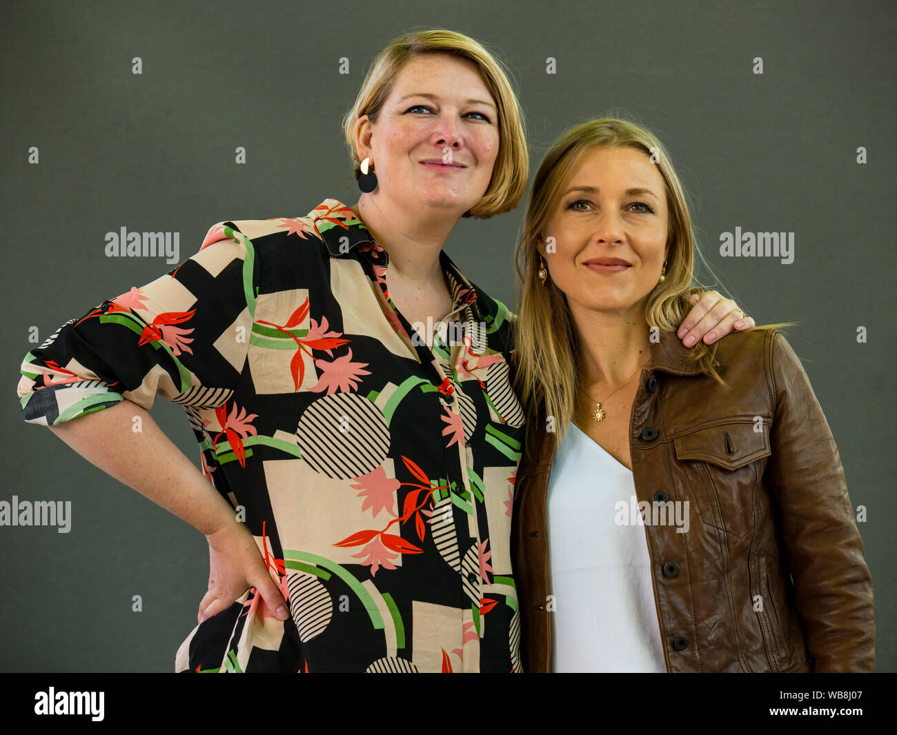 Edimburgo, Scozia, Regno Unito, 25 agosto 2019. Edinburgh International Book Festival. Nella foto L a R: Kerry Hudson, un autore da Aberdeen, che parla del suo inquietante memoir 'Lowborn' circa la miseria, città della sua giovinezza al festival del libro di oggi e Sarah Smarsh, giornalista e autore di bestseller del New York Times e nazionale del libro finalista del premio, parla del suo memoir Heartland, la destituzione del Kansas vita agricola presso il festival del libro di oggi Foto Stock