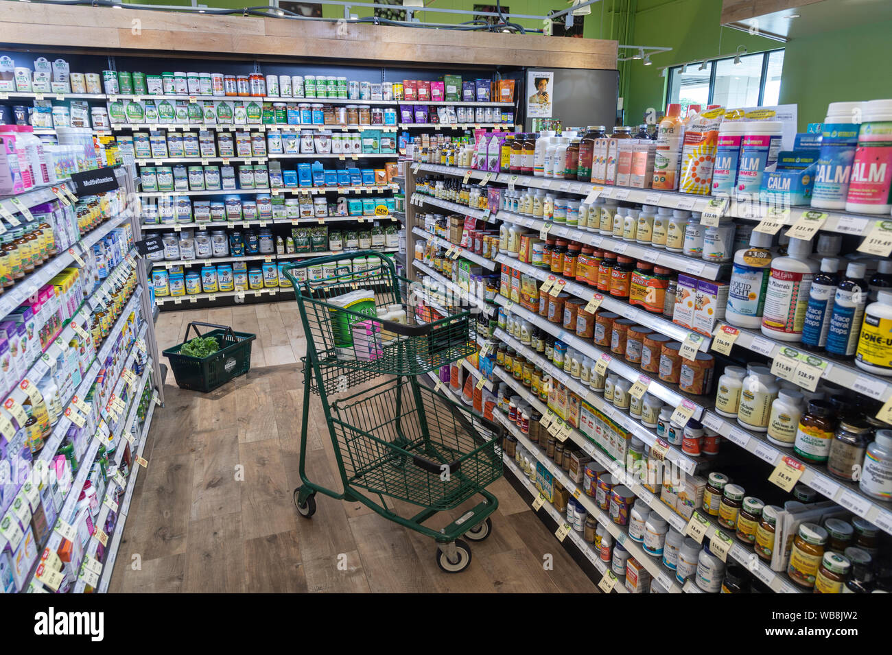 Carrello spesa in supplemento corsia in American Fruttivendolo Foto Stock