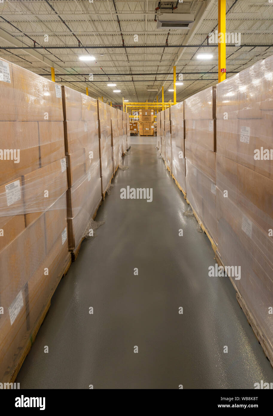 File di scatole impilate in magazzino Foto Stock