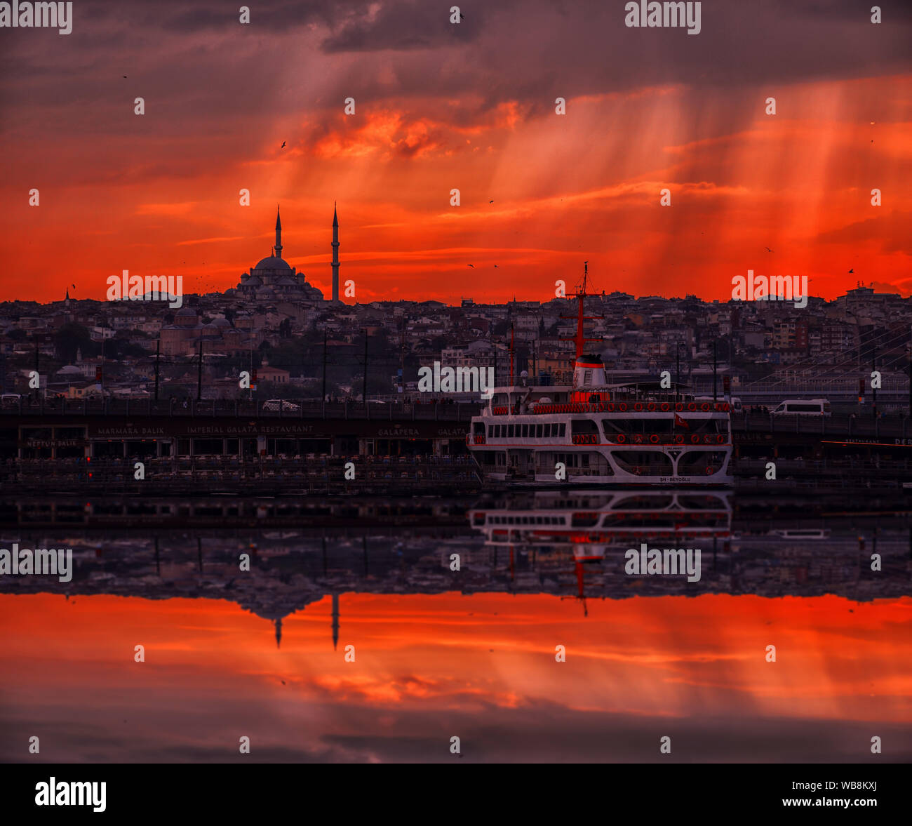 Meraviglioso tramonto e il sistema di cottura a vapore in Istanbul Foto Stock