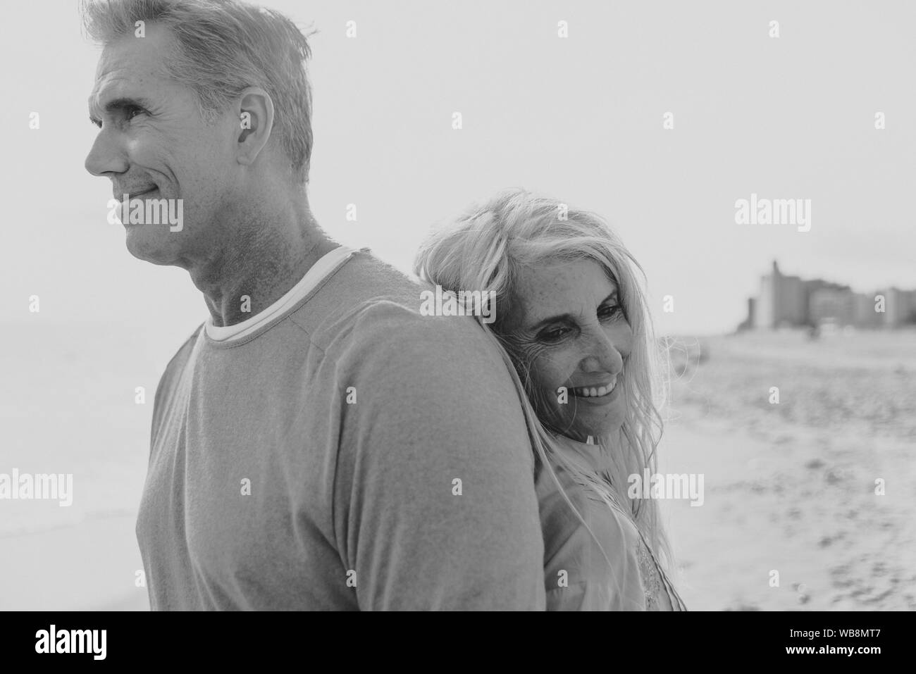 Felice coppia senior trascorrere il tempo in spiaggia. Nozioni sull'amore,l'anzianità e persone Foto Stock