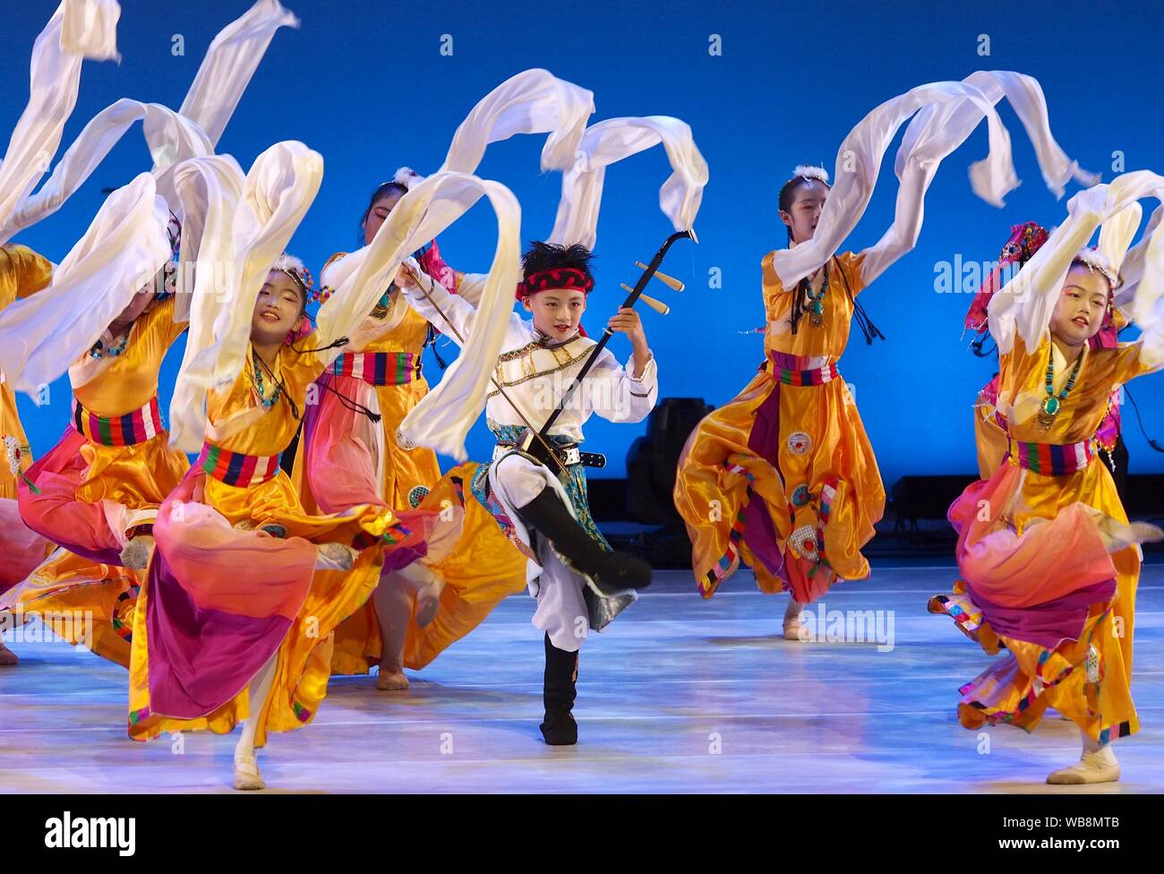 Shanghai, Cina. 25 Ago, 2019. Ballerini eseguono allo Shanghai International Dance Center (SIDC) Gioventù Dance Festival e concorso a Shanghai in Cina orientale, Agosto 25, 2019. Il primo SIDC Gioventù Dance Festival e concorso per gli appassionati di danza e di studenti di età compresa tra i sette e quindici ha concluso Domenica a Shanghai. Credito: Ren lunghe/Xinhua/Alamy Live News Foto Stock