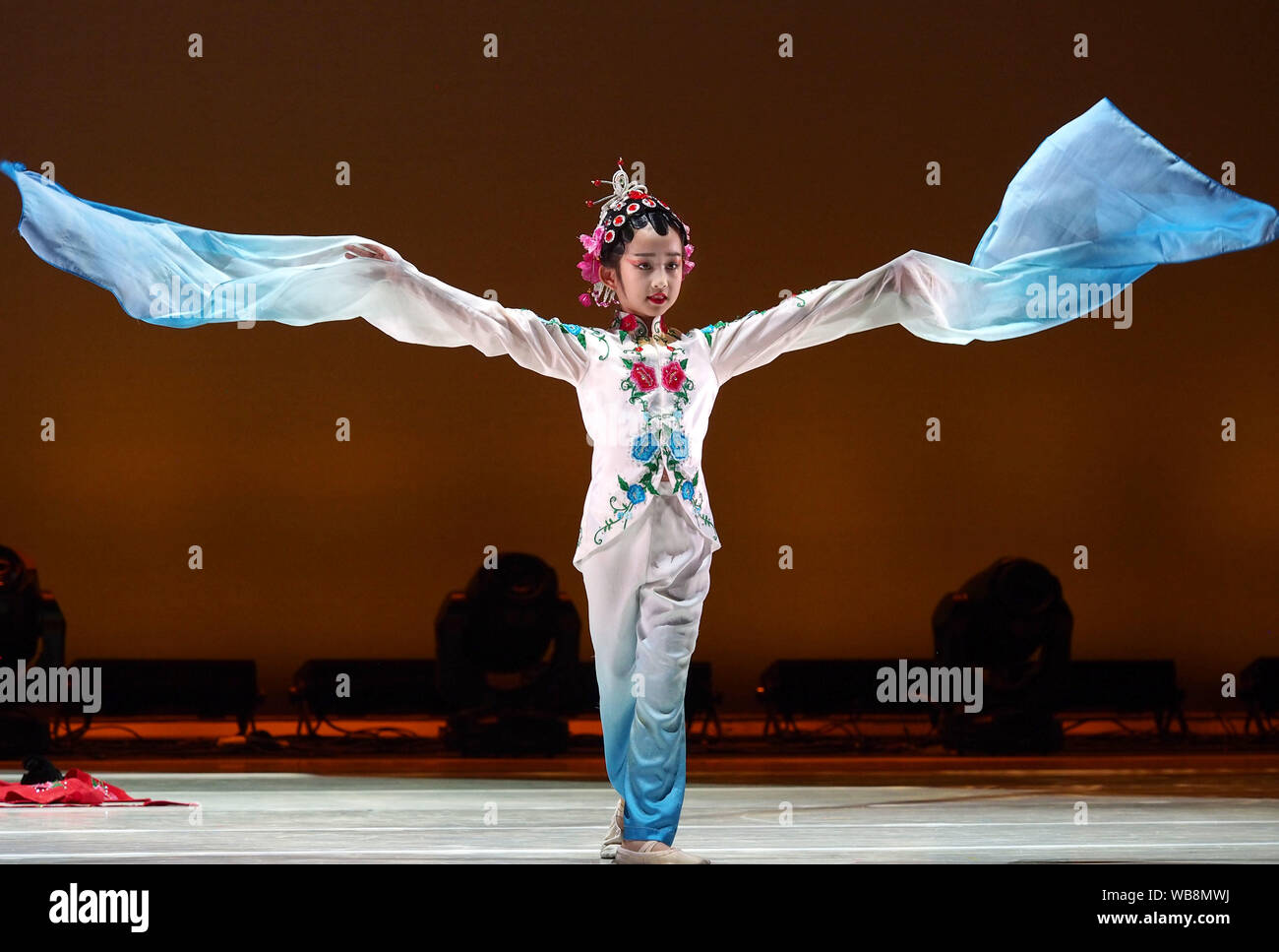 Shanghai, Cina. 25 Ago, 2019. Un partecipante esegue la danza al Shanghai International Dance Center (SIDC) Gioventù Dance Festival e concorso a Shanghai in Cina orientale, Agosto 25, 2019. Il primo SIDC Gioventù Dance Festival e concorso per gli appassionati di danza e di studenti di età compresa tra i sette e quindici ha concluso Domenica a Shanghai. Credito: Ren lunghe/Xinhua/Alamy Live News Foto Stock