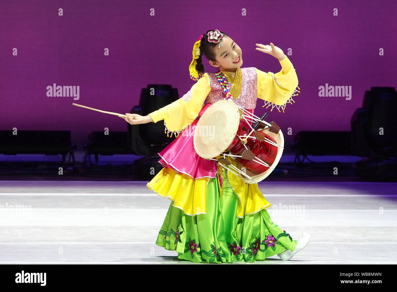 Shanghai, Cina. 25 Ago, 2019. Un partecipante esegue a lungo il tamburo danza del coreano gruppo etnico allo Shanghai International Dance Center (SIDC) Gioventù Dance Festival e concorso a Shanghai in Cina orientale, Agosto 25, 2019. Il primo SIDC Gioventù Dance Festival e concorso per gli appassionati di danza e di studenti di età compresa tra i sette e quindici ha concluso Domenica a Shanghai. Credito: Ren lunghe/Xinhua/Alamy Live News Foto Stock