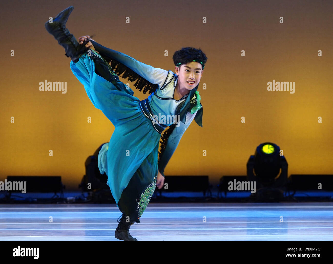 Shanghai, Cina. 25 Ago, 2019. Un partecipante esegue la danza al Shanghai International Dance Center (SIDC) Gioventù Dance Festival e concorso a Shanghai in Cina orientale, Agosto 25, 2019. Il primo SIDC Gioventù Dance Festival e concorso per gli appassionati di danza e di studenti di età compresa tra i sette e quindici ha concluso Domenica a Shanghai. Credito: Ren lunghe/Xinhua/Alamy Live News Foto Stock