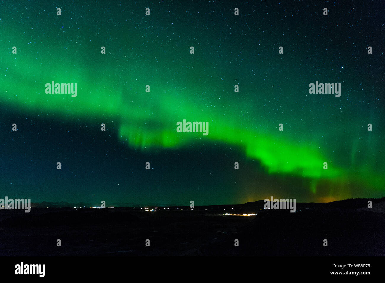 Una forte attività di Northern Lights in Islanda con caratteristica vivido bagliore verde e strano movimento offrendo un modello astratto, aprile 2018 Foto Stock