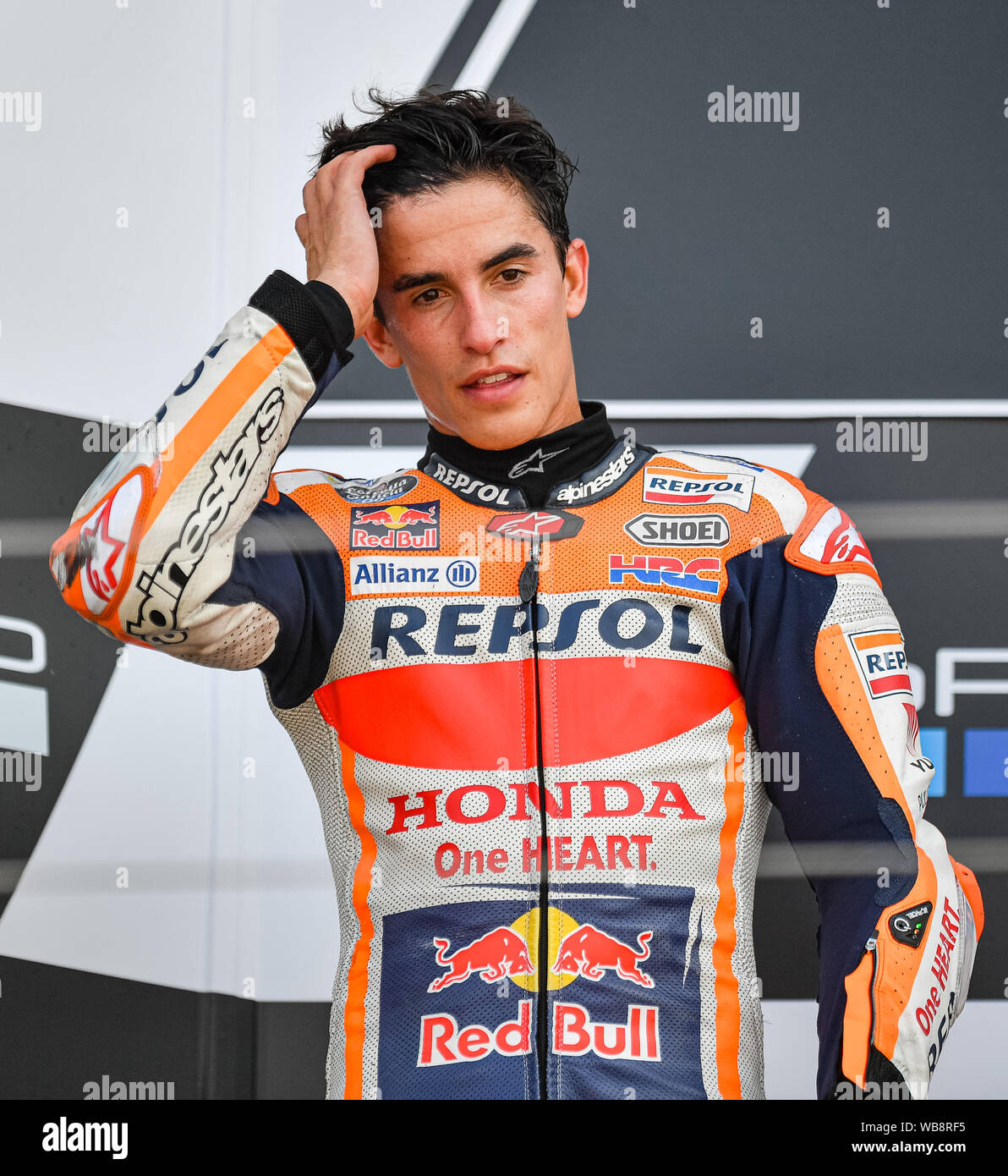 Towcester, Regno Unito. 25 Ago, 2019. Marc Marquez (SPA) del Team Repsol Honda al vincitore della presentazione dopo la domenica la gara di GoPro British Grand Prix sul circuito di Silverstone Domenica, 25 agosto 2019 a Towcester, Inghilterra. Credito: Taka G Wu/Alamy Live News Foto Stock