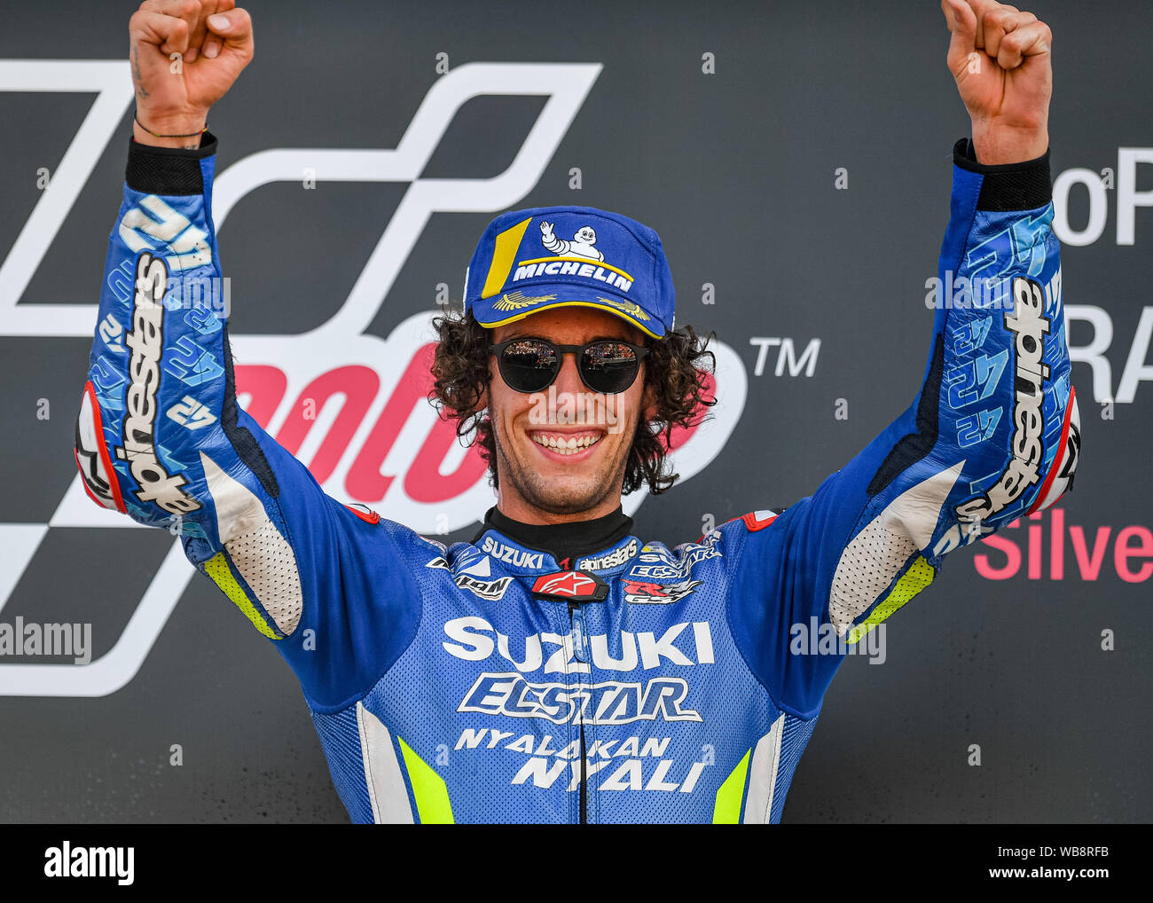 Towcester, Regno Unito. 25 Ago, 2019. Alex Rins (SPA) del Team SUZUKI ECSTAR celebra vinto la gara di domenica a presentazione dopo la domenica la gara di GoPro British Grand Prix sul circuito di Silverstone Domenica, 25 agosto 2019 a Towcester, Inghilterra. Credito: Taka G Wu/Alamy Live News Foto Stock