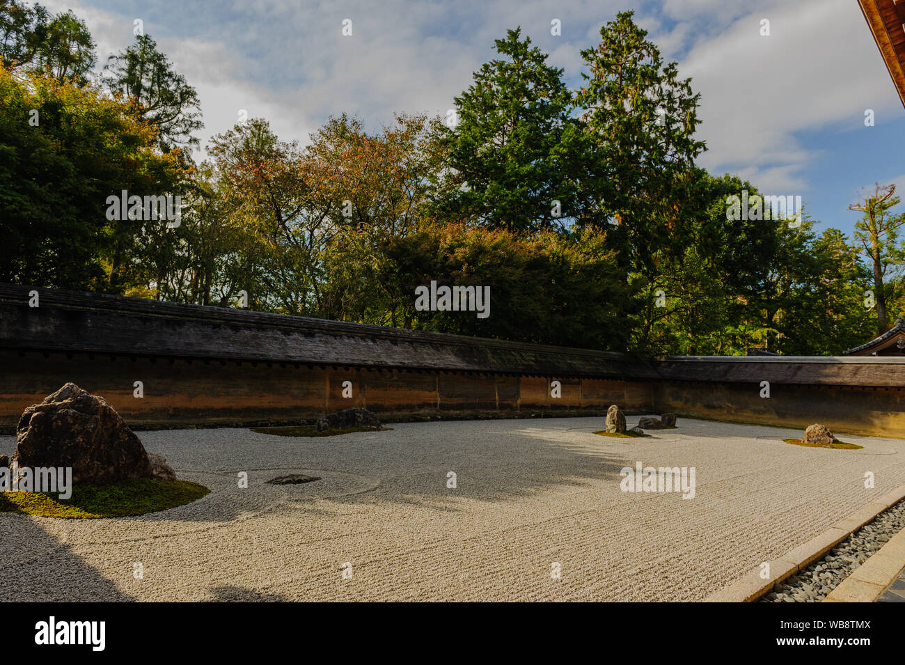 Famoso paesaggio secco con un gruppo di rocce in un giardino di pietra nel famoso Ryoan-ji il tempio di Kyoto, Giappone Foto Stock