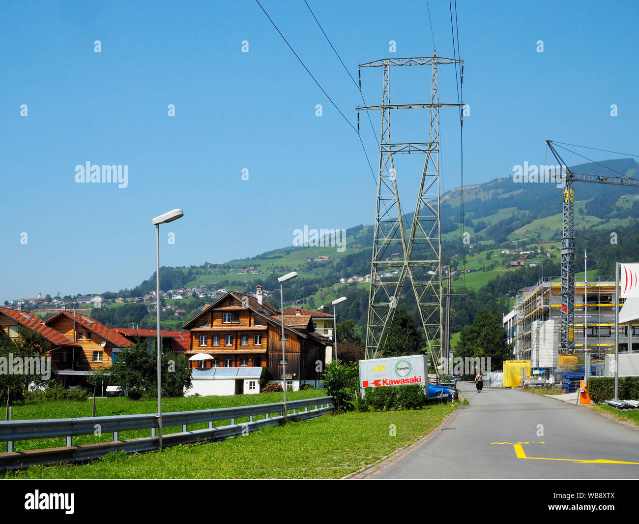 Freilandleitung (Strommast) in Steinen im Kanton Schwyz Foto Stock