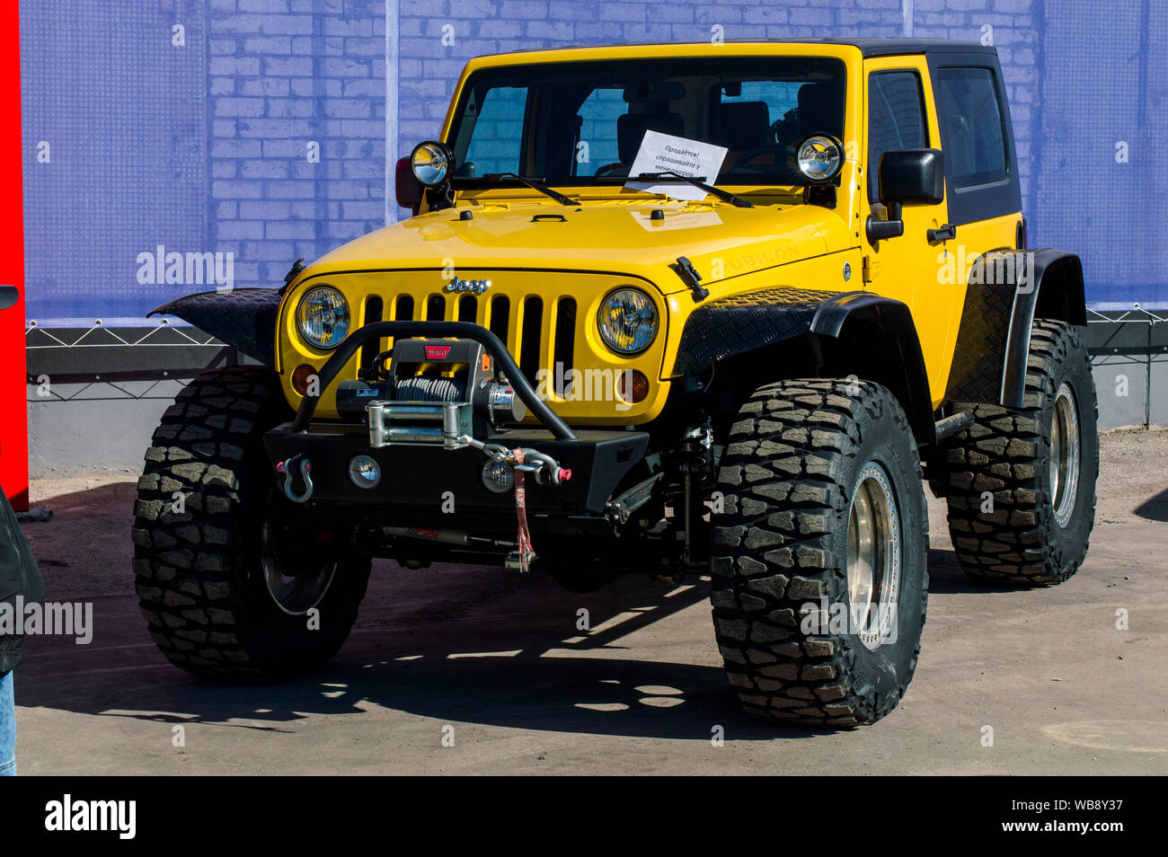 Jeep Wrangler Rubicon' con grandi fuori-strada ruote, giallo. L'iscrizione:  sul vetro: il compratore Foto stock - Alamy