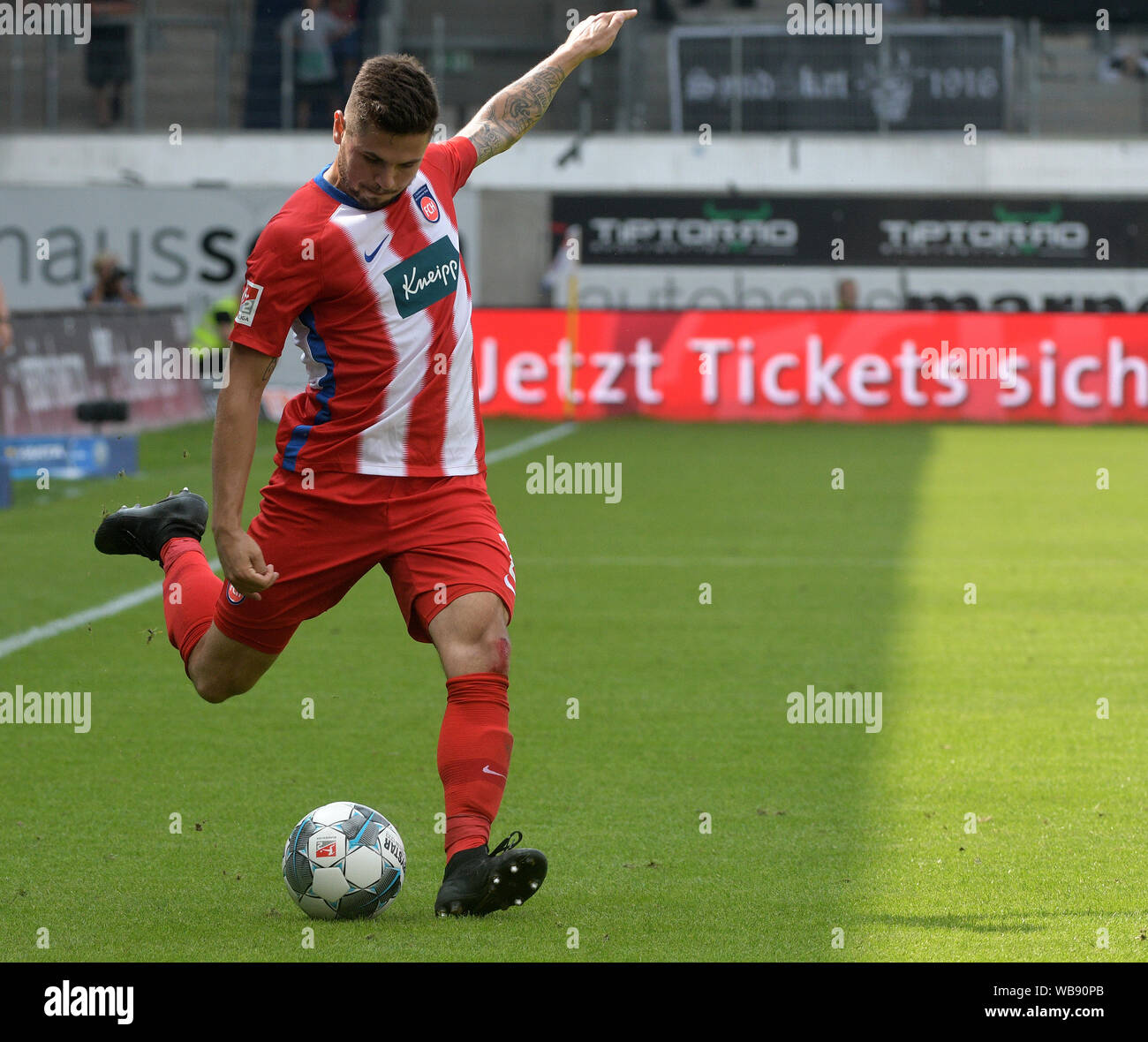 Heidenheim, Germania. 25 Ago, 2019. Calcio: Seconda Bundesliga, 1° FC Heidenheim - SV Sandhausen, quarta giornata nel Voith Arena. Heidenheim's Marnon Busch gioca la palla. Credito: Stefan Puchner/dpa - NOTA IMPORTANTE: In conformità con i requisiti del DFL Deutsche Fußball Liga o la DFB Deutscher Fußball-Bund, è vietato utilizzare o hanno utilizzato fotografie scattate allo stadio e/o la partita in forma di sequenza di immagini e/o video-come sequenze di foto./dpa/Alamy Live News Foto Stock