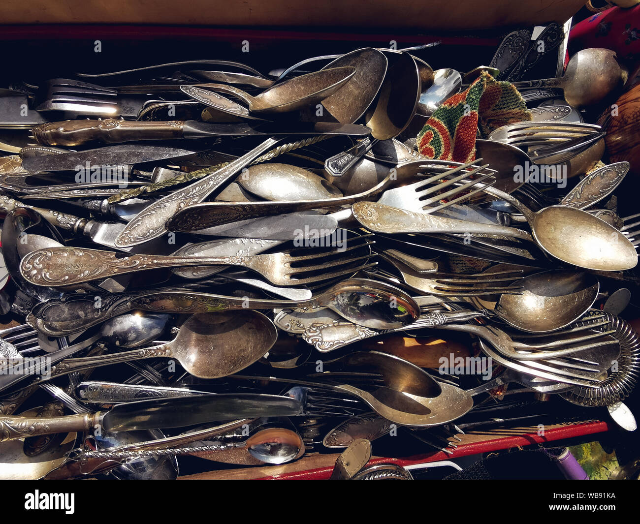 San Pietroburgo, Russia - 22 August 2019: vecchio argento vintage e cupronickel cucchiai venduti al mercato delle pulci. Foto Stock