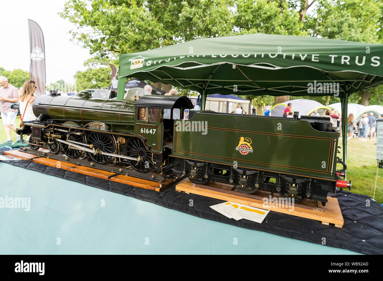 5 pollici modello indicatore della classe LNER B17 4-6-0 Express locomotiva passeggero Helmingham Hall presso il Festival Helmingham di Classic & Sports Cars 2019 Foto Stock