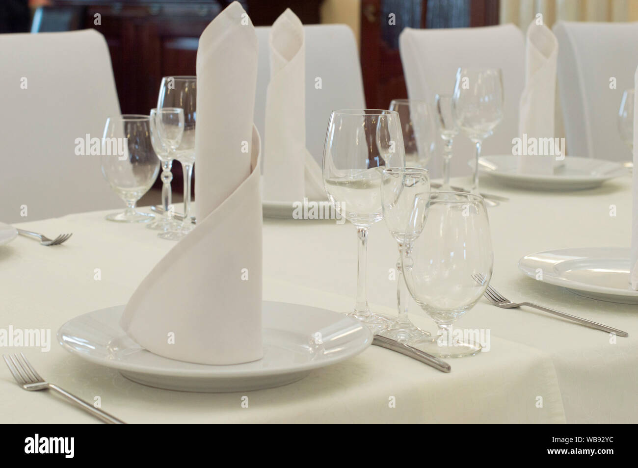 Una tabella con i bicchieri in un ristorante. Bicchieri di vetro e utensili. Foto Stock