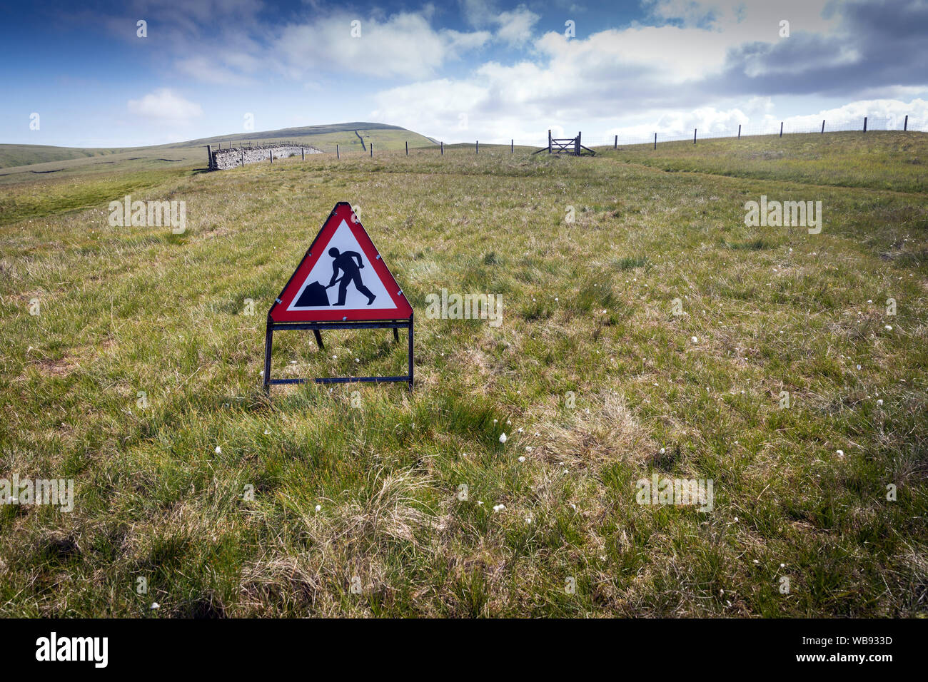 Una strada opere incongruously segno posto sulla alte brughiere nel Lake District inglese, sulla rotta di High Street, l'antica strada romana in esecuzione fro Foto Stock