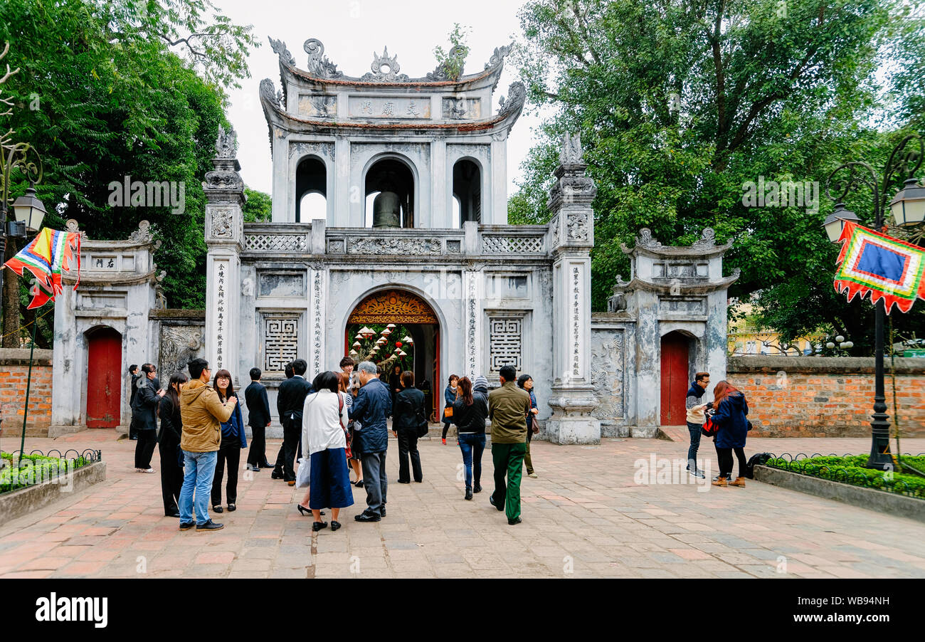 Hanoi, Vietnam - Febbraio 24, 2016: le persone al cancello di ingresso al Tempio della Letteratura ad Hanoi nel sud-est asiatico, Vietnam. Tempio di Confucio in capitale vietnamita. Street view nel parco di Asian Hanoi Foto Stock