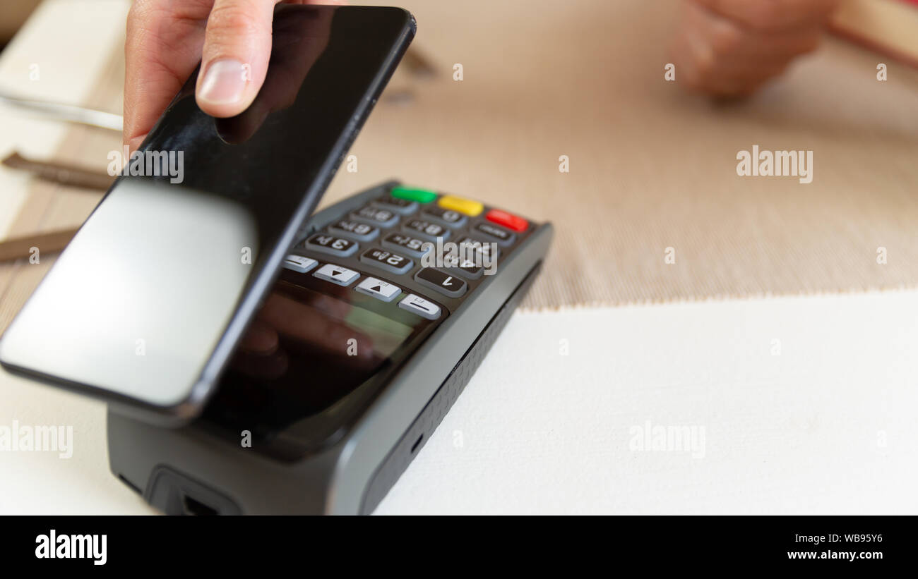 : Il cliente rendendo wireless o il pagamento senza contatto tramite smartphone, pagamento nfc Foto Stock