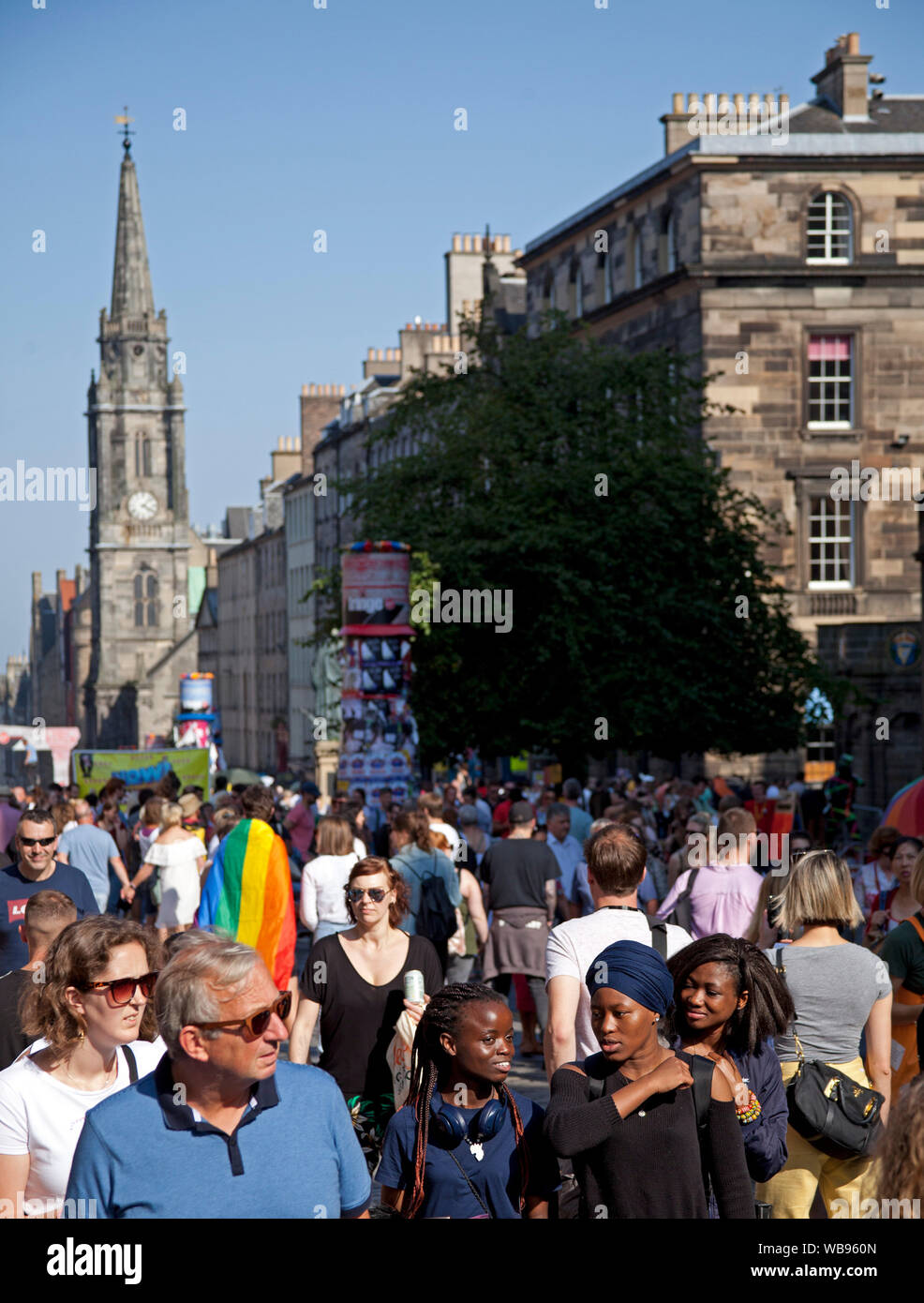 Edinburgh Fringe folla, Royal Mile, Scotland, Regno Unito. Il 25 agosto 2019. La folla erano fuori per la molto soleggiata domenica scorsa del 2019 Edinburgh Festival Fringe, la High Street è stato molto occupato con giovani e vecchi, i ristoranti erano pieni di capacità. Foto Stock