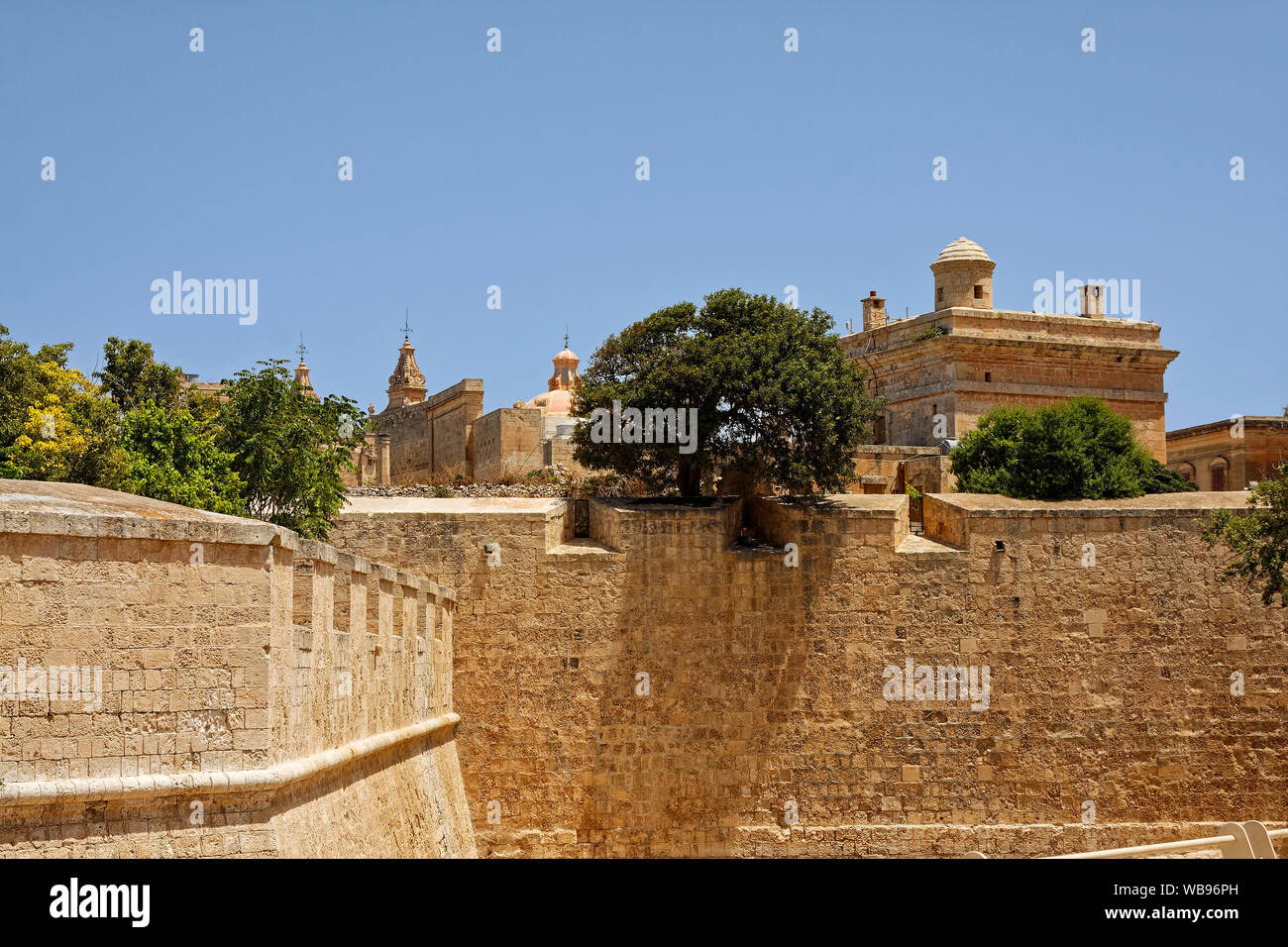 Mura della città vecchia, giallo pallido pietra, città fortificata, 16-18 secolo, i campanili, alberi, Europa, Medina, Mdina, Malta, molla Foto Stock