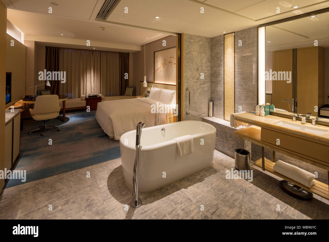 Interno della camera degli ospiti in hotel Hilton, Quanzhou, Cina Foto Stock