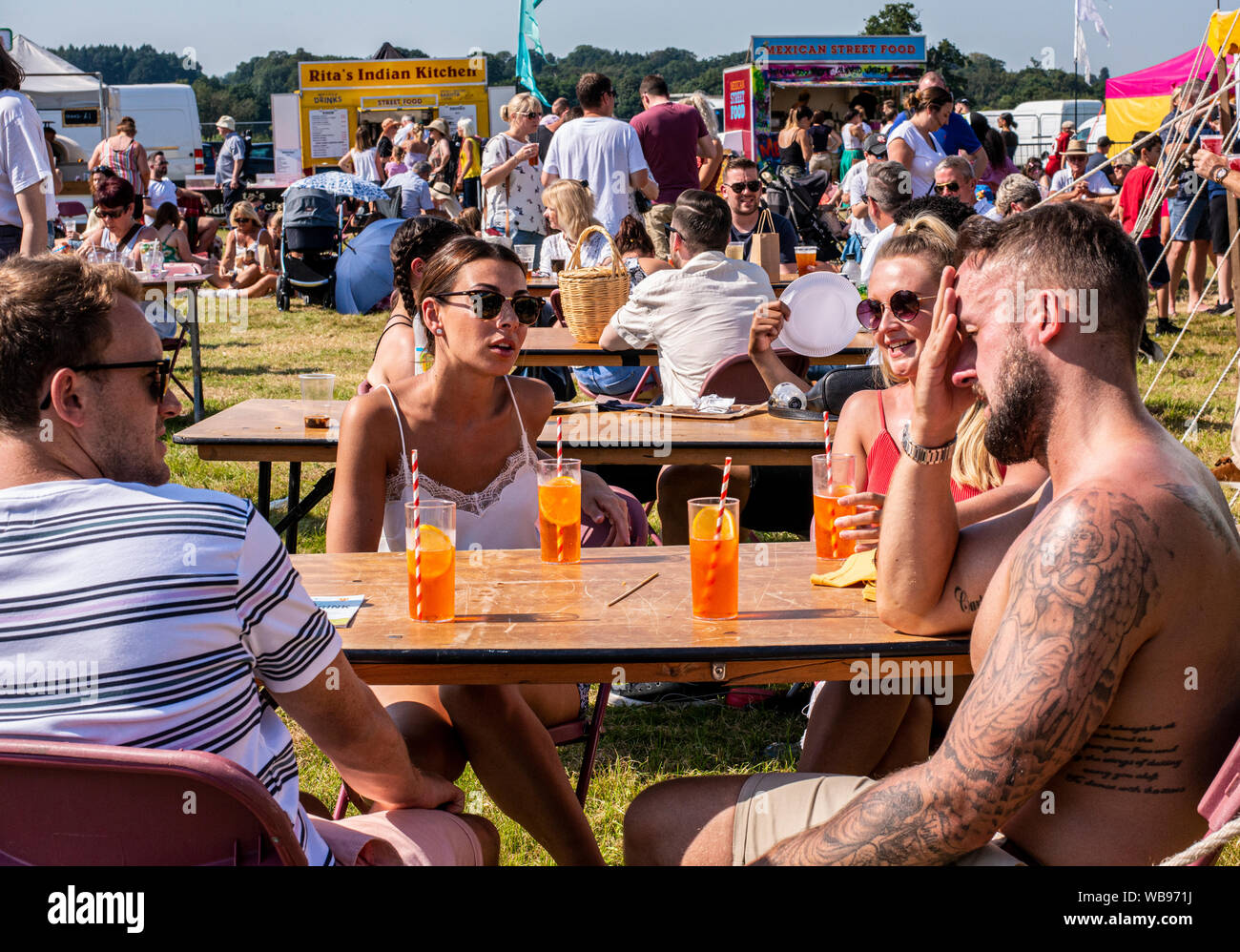 Amici affrontare l ondata di caldo con bevande fredde, Harrogate Food and Drink Festival di Ripley, Harrogate, Regno Unito, 25 agosto 2019 Foto Stock