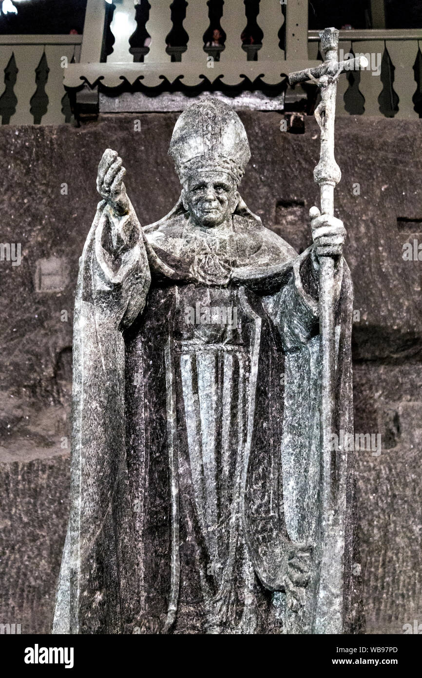 Scultura di Papa Giovanni Paolo II fatta di sale all'interno della Cappella di San Kinga alla miniera di sale di Wieliczka vicino a Cracovia, Polonia Foto Stock