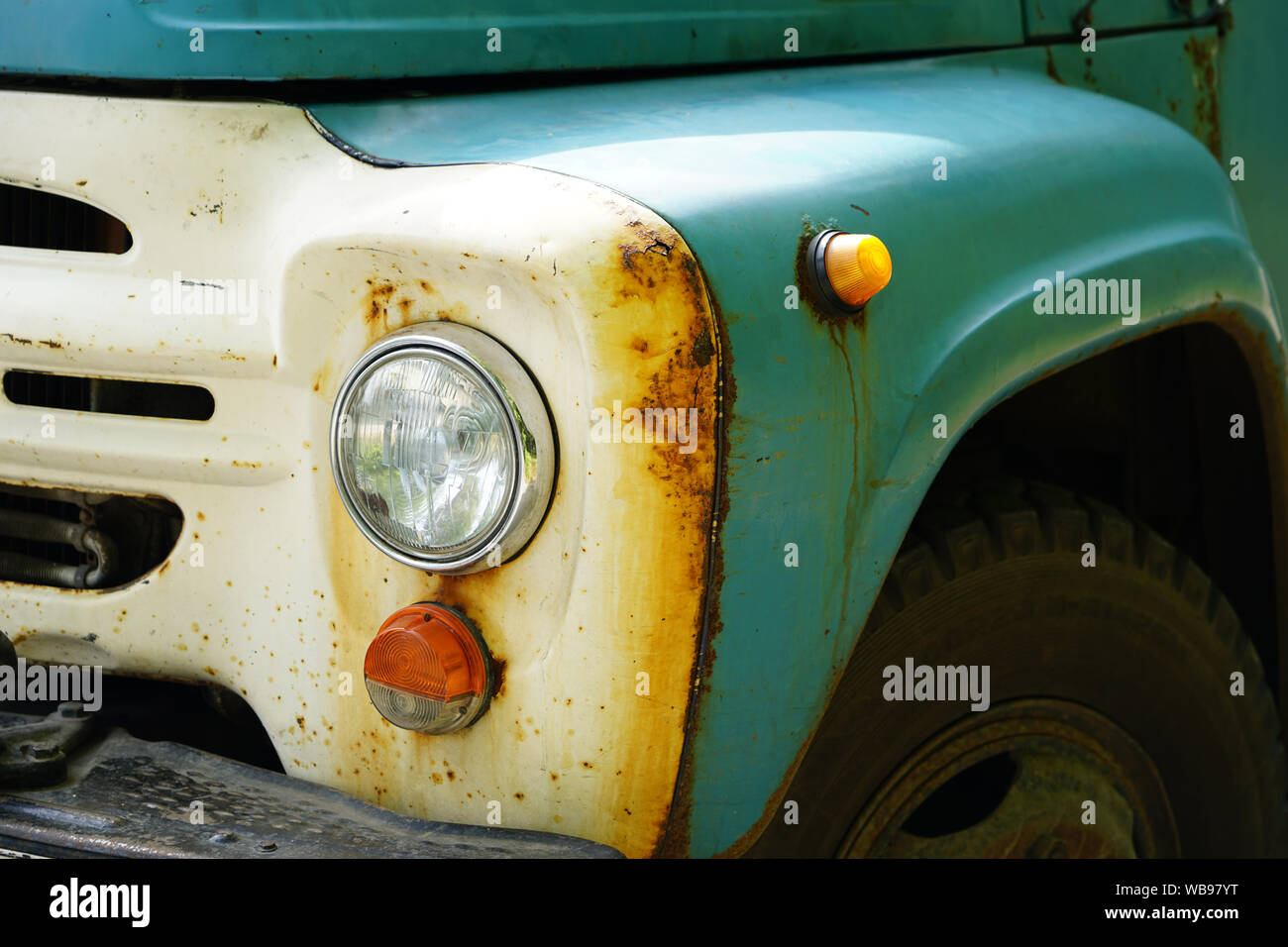 Frammento della vecchia cabina di autocarro con macchie di ruggine Foto Stock