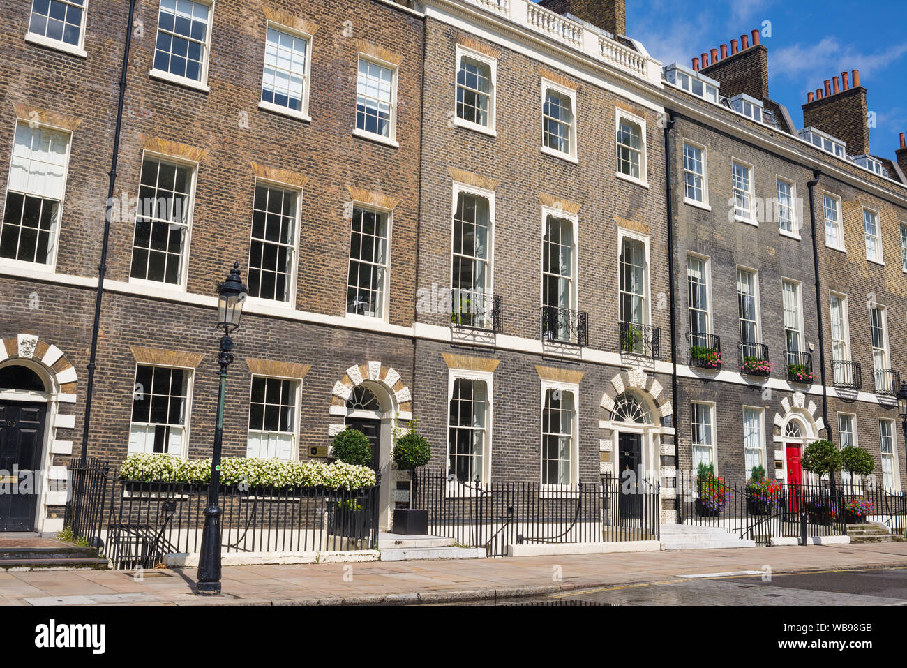 London, Regno Unito - Agosto 2019: strada locale con proprietà di lusso tenement case in stile georgiano di stile britannico nel centro di Londra. Foto Stock