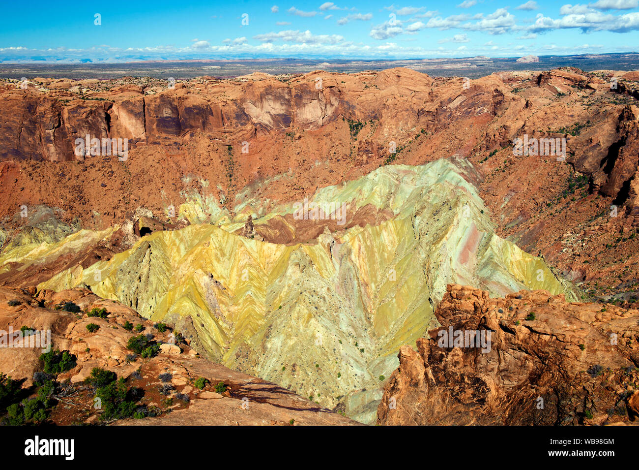 Colorate formazioni geologiche in sconvolgimento Dome, profondamente eroso inferiore di un cratere da impatto, il Parco Nazionale di Canyonlands, Utah, Stati Uniti d'America. Foto Stock