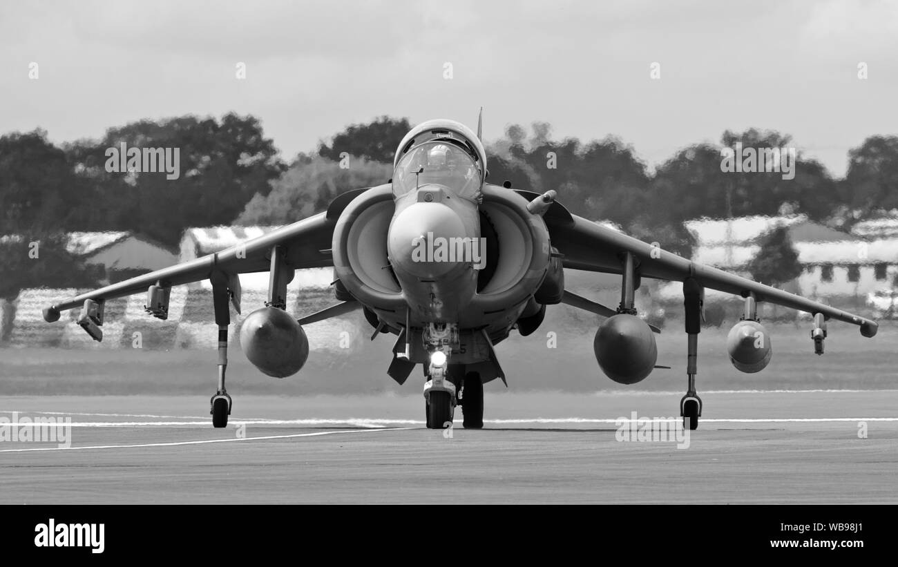 Marina spagnola EAV-8B Harrier II arrivando a RAF Fairford a prendere parte al 2019 Royal International Air Tattoo Foto Stock