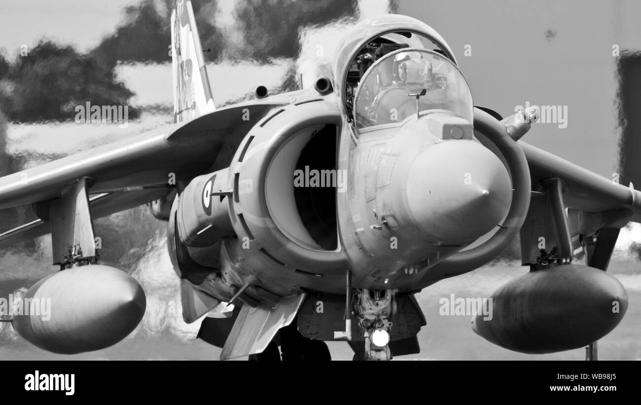 Marina spagnola EAV-8B Harrier II arrivando a RAF Fairford a prendere parte al 2019 Royal International Air Tattoo Foto Stock
