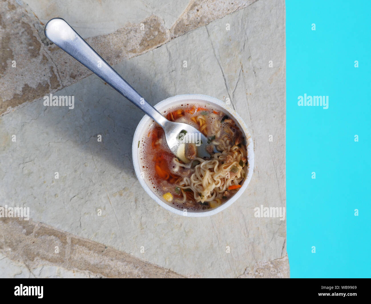 Tagliatelle istante vicino alla piscina. pronto a mangiare Foto Stock
