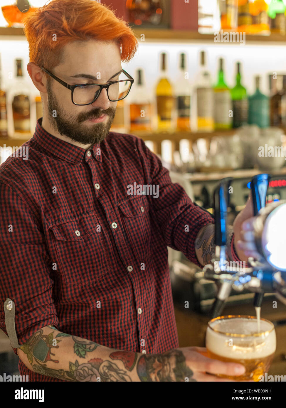 Manager di colare una birra al bar Dom a Minsk, in Bielorussia. Foto Stock