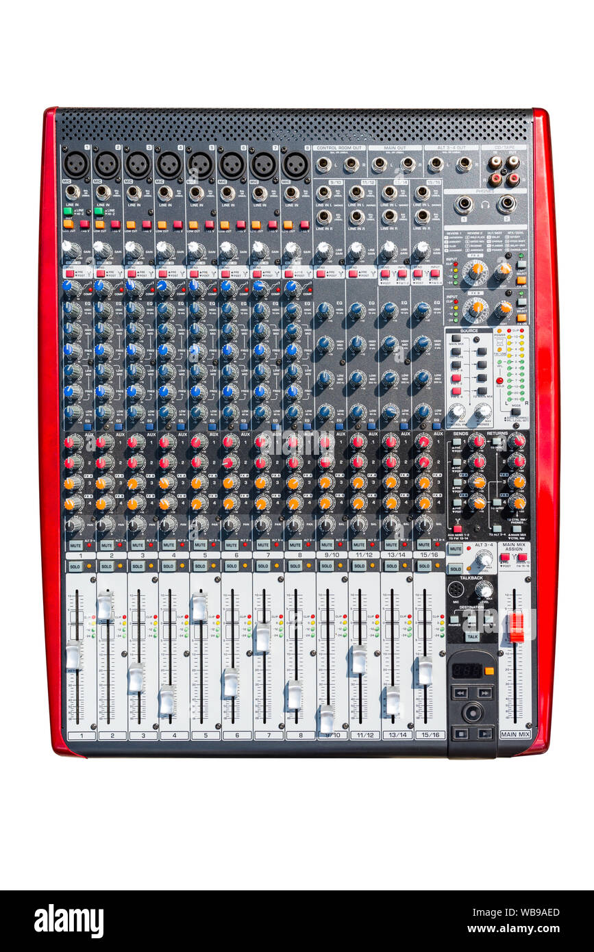 Un Professional 16-input mixer audio con molte regolazioni e la manopola commutatori, isolato su uno sfondo bianco con un tracciato di ritaglio. Foto Stock Un Professional 16-input mixer audio con molte regolazioni e la manopola commutatori, isolato su uno sfondo bianco con un tracciato di ritaglio. Foto Stock