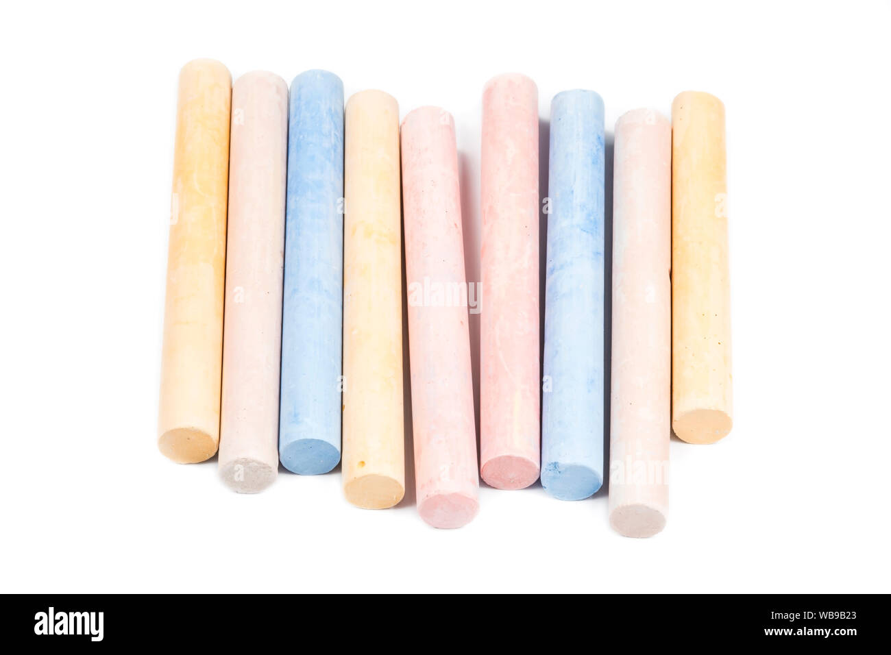 Colorato chalk isolati su sfondo bianco Foto Stock