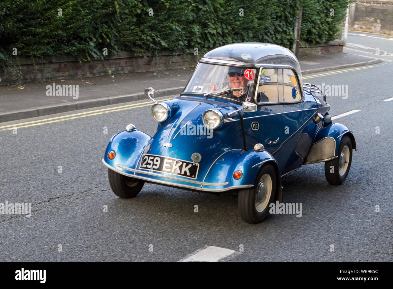 259EKK MotorFest Ormskirk evento con 1958 blue Messer microcars Schmitt, super cars, classici e bolla autovetture. Foto Stock