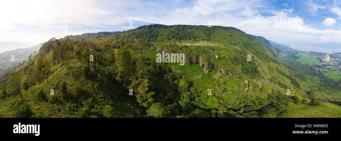 Antenna: Lago Toba e l'isola di Samosir vista dall' alto di Sumatra, Indonesia. Enorme caldera vulcanica coperto da acqua, tradizionali villaggi Batak, riso verde Foto Stock