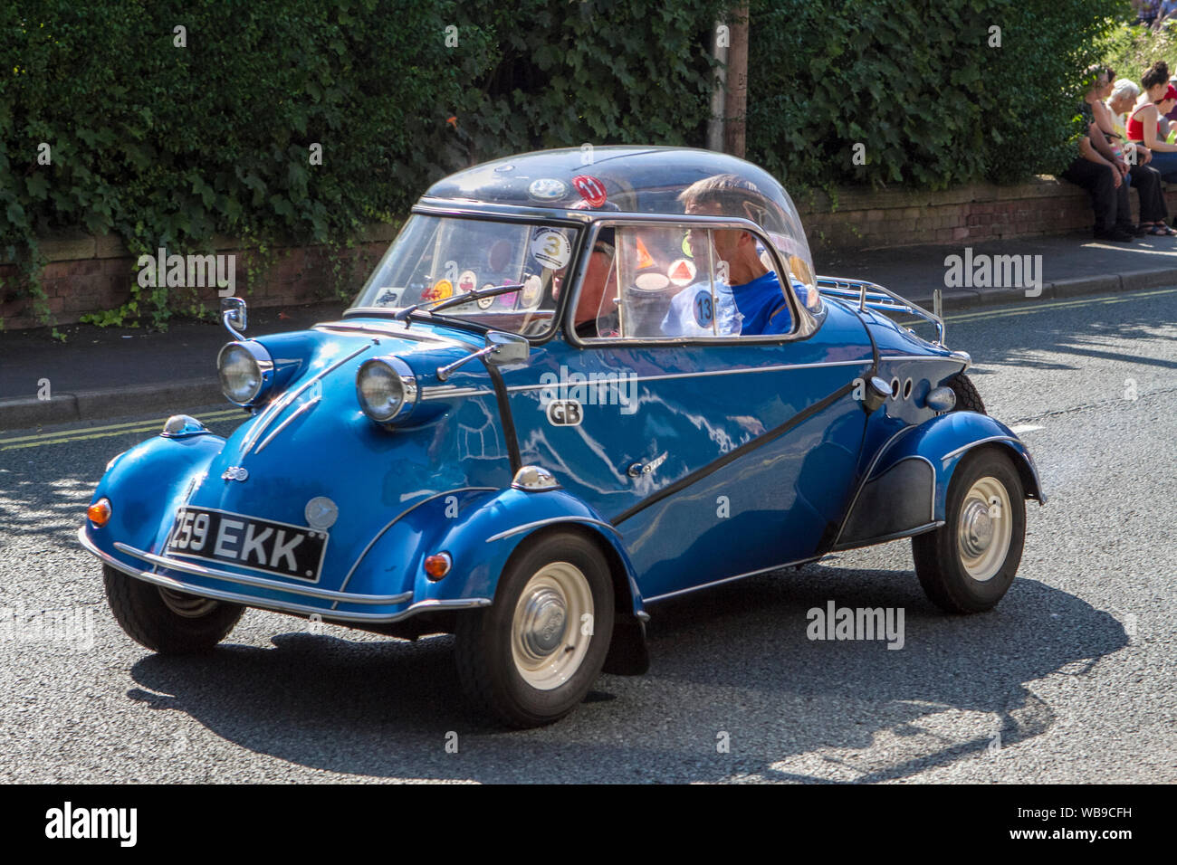 259EKK MotorFest Ormskirk evento con 1958 blue Messer microcars Schmitt, super cars, classici e bolla autovetture. Foto Stock