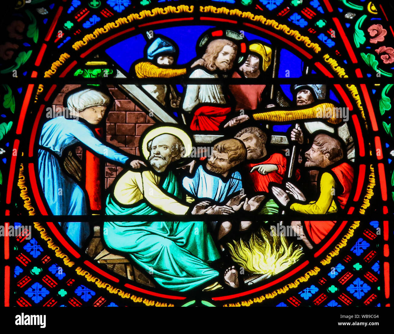 Vetrata della cappella di Notre Dame des Flots (1857) a Sainte Adresse, Le Havre, Francia, raffigurante la negazione di San Pietro Foto Stock