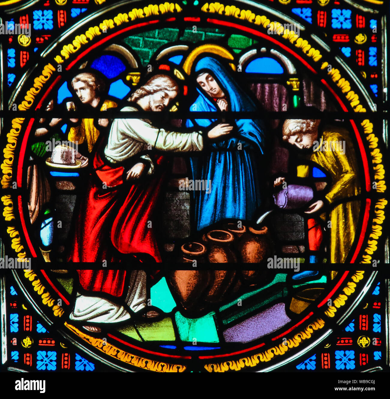 Vetrata della cappella di Notre Dame des Flots (1857) a Sainte Adresse, Le Havre, Francia, raffiguranti Gesù trasforma l'acqua in vino in Ma Foto Stock