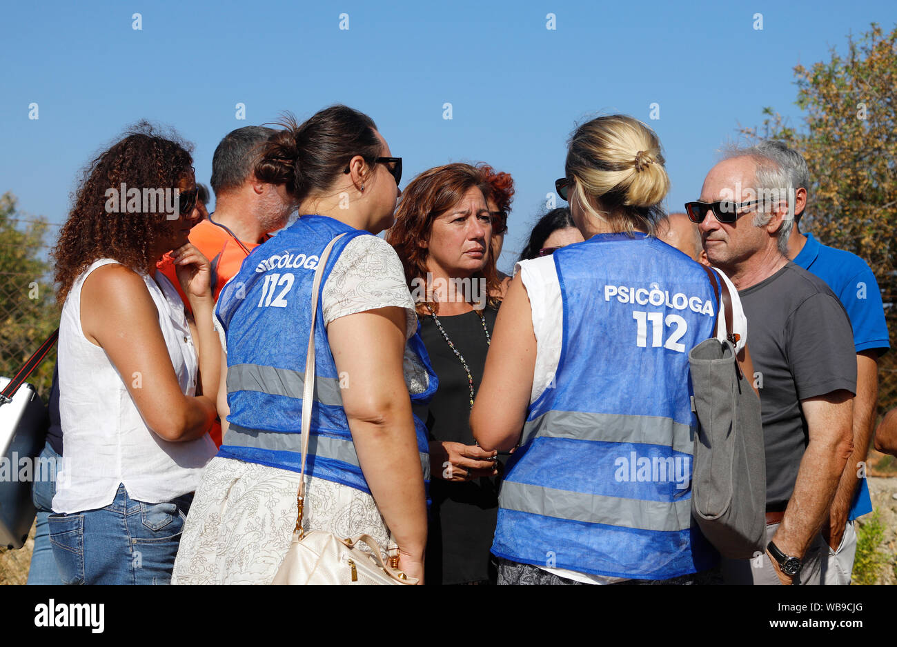 Inca, Spagna. Il 25 agosto 2019. Francina Armengol (M), Presidente delle Isole Baleari e le autorità locali parlano di psicologi dopo una collisione tra un aereo e un elicottero. Su 25.08.2019, un velivolo ultraleggero e un elicottero si sono scontrate oltre la vacanza isola spagnola di Maiorca - con conseguenze fatali. Il governo delle Baleari ha annunciato su Twitter che almeno cinque persone sono morte nel primo pomeriggio incidente. Credito: dpa picture alliance/Alamy Live News Foto Stock