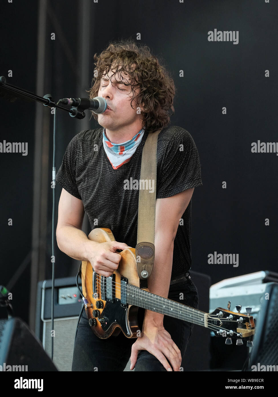 Inglese indie rock band Razorlight fronteggiato dal cantante e chitarrista Johnny Borrell eseguire sul palco live al Festival vittorioso nella cittadina balneare sul Mare del Sud. Foto Stock