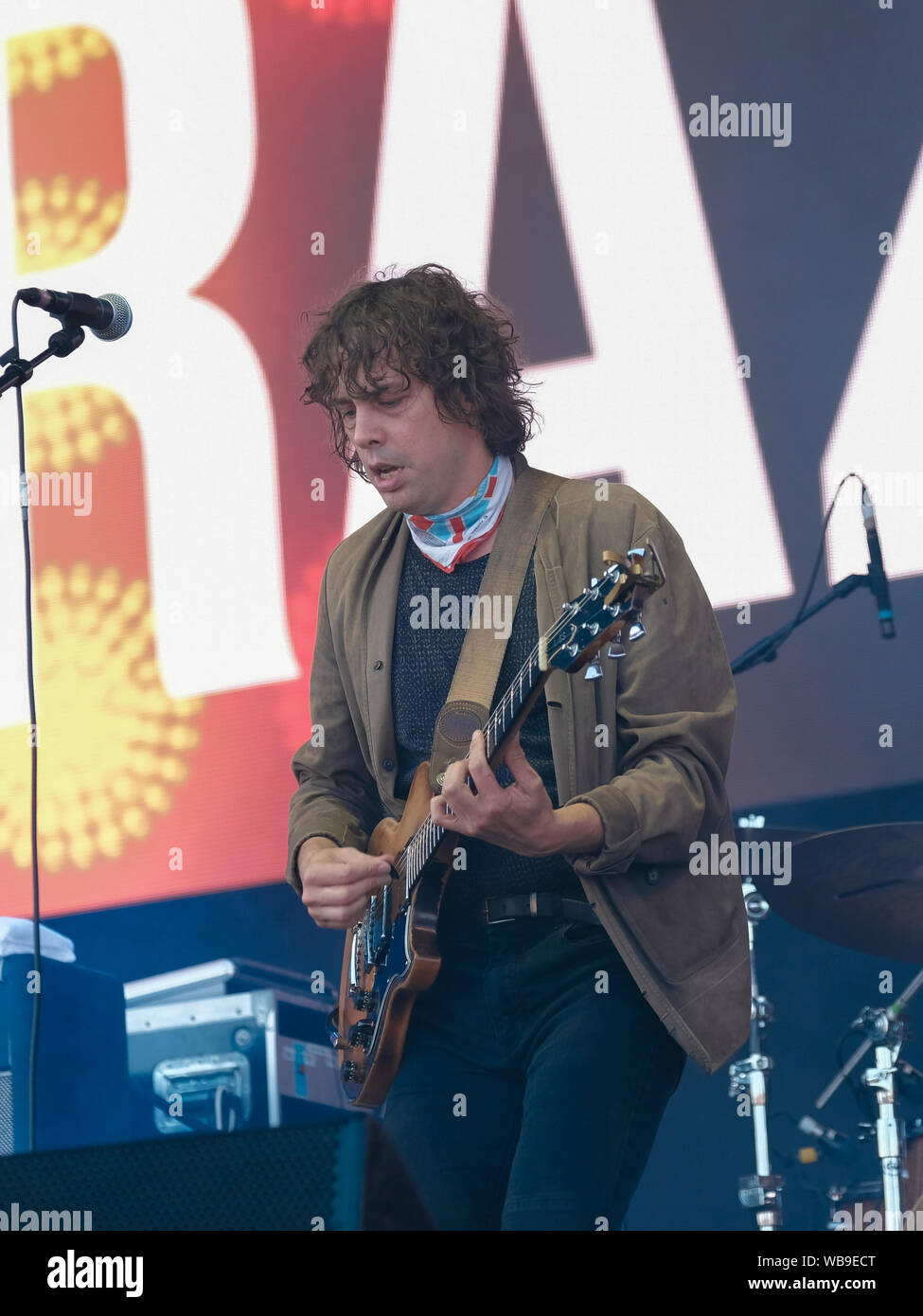 Inglese indie rock band Razorlight fronteggiato dal cantante e chitarrista Johnny Borrell eseguire sul palco live al Festival vittorioso nella cittadina balneare sul Mare del Sud. Foto Stock