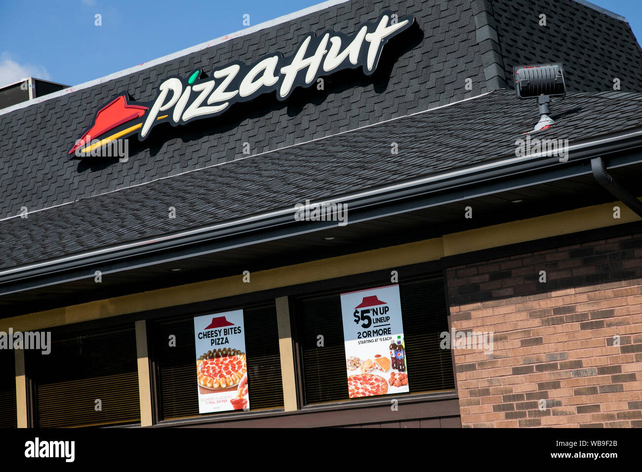 Un segno del logo al di fuori di un Pizza Hut ristorante posizione in Breezewood, Pensilvania il 8 agosto 2019. Foto Stock