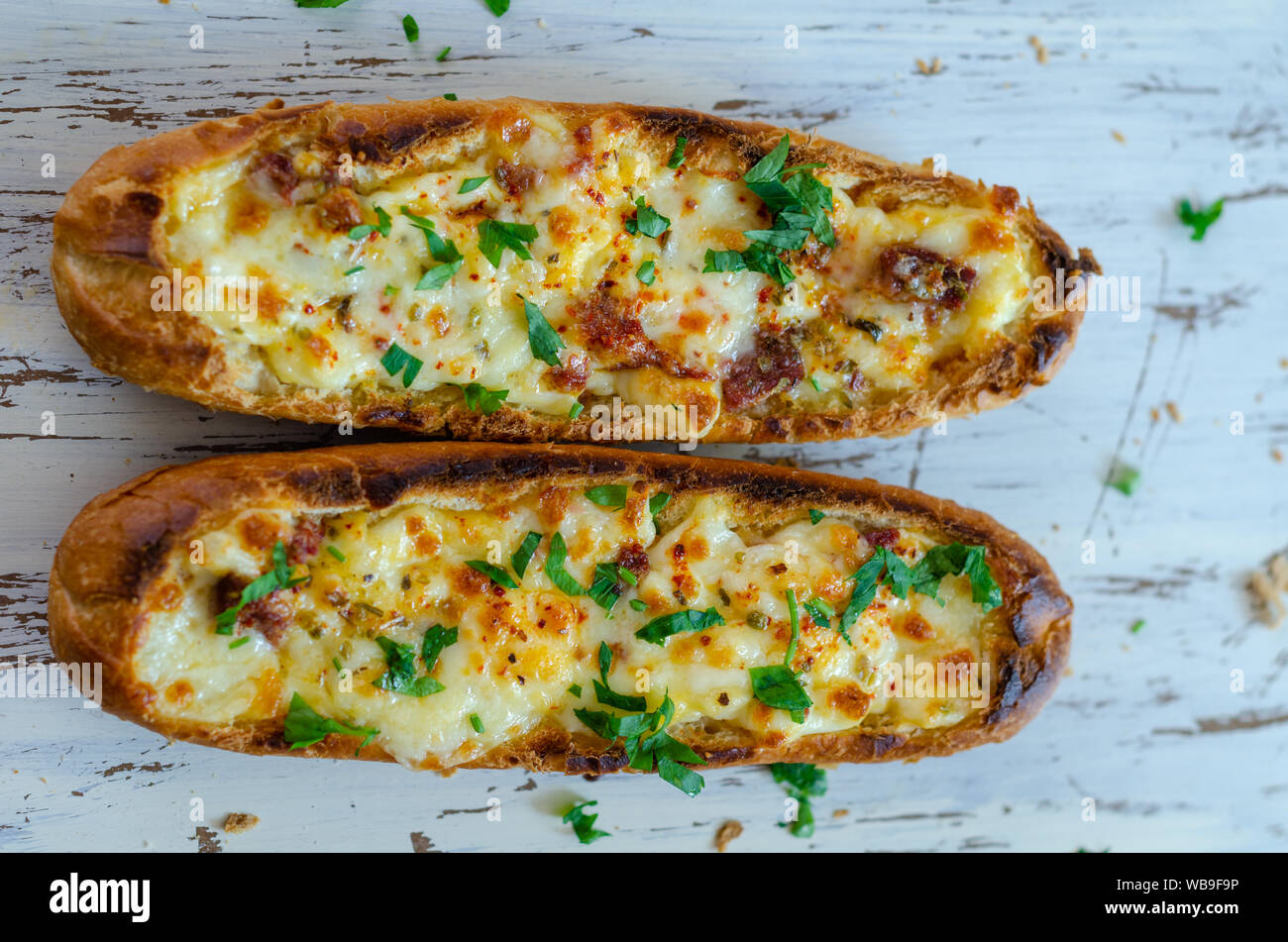 Due baguette di pane con ripieno di formaggio vista superiore, piatto laici. Foto Stock
